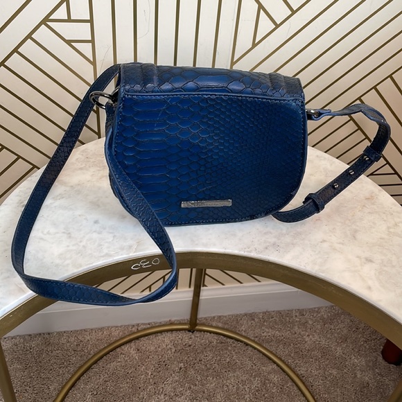 BCBG Generation Blue croc 🐊 textured crossbody bag - Picture 2 of 5